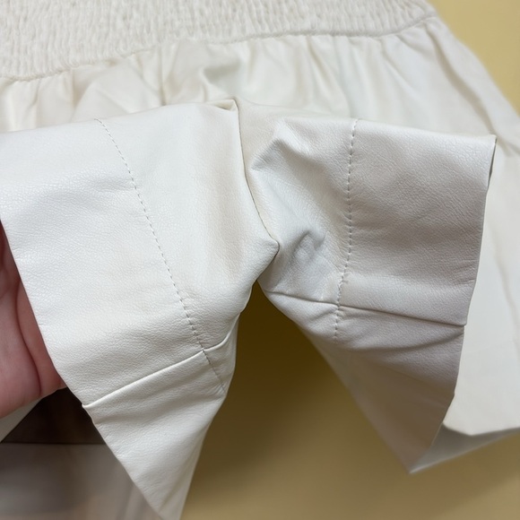 TCEC | Palmer Cream White Wide Smocked Waist Faux Leather Flare Shorts Small - Picture 9 of 12
